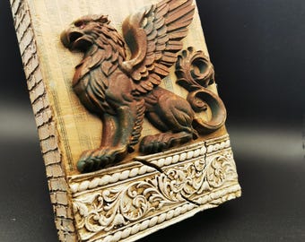 Objeto artístico artesanal de madera y yeso | Azulejo de pared coleccionable | Pieza vintage única con aspecto antiguo [20x15x4 cm] - Bloque Fragmentos "Grifo"