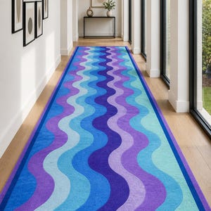 Alfombra de pasillo ondulada azul y morada – Alfombra moderna con estampado abstracto de ondas, decoración vibrante y contemporánea para la entrada.