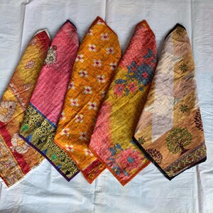 Pode incluir: Cinco len&ccedil;os coloridos e estampados s&atilde;o exibidos em uma superf&iacute;cie branca. Os len&ccedil;os apresentam desenhos florais e geom&eacute;tricos em tons de amarelo, rosa, laranja e vermelho. Cada len&ccedil;o tem uma borda e um padr&atilde;o &uacute;nicos.