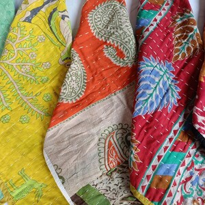 Puede incluir: Una colecci&oacute;n de piezas de tela coloridas y estampadas. Las telas presentan varios dise&ntilde;os, incluyendo motivos florales y paisley, en tonos verdes, amarillos, naranjas y rojos. Cada pieza est&aacute; cosida con un hilo contrastante, creando un efecto texturizado.
