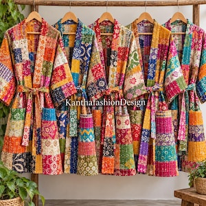 Könnte beinhalten: Fünf langärmelige Morgenmäntel an Holzkleiderbügeln, jeder mit einem lebendigen Patchwork-Design aus verschiedenen bunten Stoffquadraten mit komplizierten Blumen- und geometrischen Mustern, einem passenden Bindegürtel und zwei Vordertaschen.