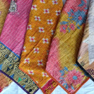Pode incluir: Uma cole&ccedil;&atilde;o de pe&ccedil;as de tecido coloridas e estampadas. Os t&ecirc;xteis apresentam v&aacute;rios desenhos, incluindo padr&otilde;es florais e geom&eacute;tricos, em tons de rosa, amarelo e laranja. Cada pe&ccedil;a tem uma borda &uacute;nica com detalhes intrincados.