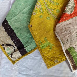 Puede incluir: Primer plano de tres piezas de tela coloridas y estampadas. Las telas presentan una variedad de colores, incluyendo verde, amarillo y naranja, con dise&ntilde;os y costuras intrincados. Las piezas probablemente forman parte de un proyecto textil m&aacute;s grande.