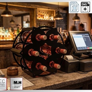 Könnte beinhalten: Ein schwarzes Weinregal aus Metall, das mehrere Weinflaschen hält. Das Regal hat ein kreisförmiges Design mit Fächern für jede Flasche. Der Hintergrund zeigt eine Bar mit Flaschen und einer Registrierkasse.