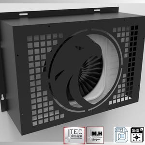 Può includere: Una copertura per bocchetta di ventilazione in metallo nero con un ritaglio decorativo a forma di testa d'aquila. La copertura presenta un motivo a griglia quadrata e un design circolare attorno alla ventola. Le pale della ventola sono visibili all'interno. Il design include il testo "TEC design" e "M.H. designer".