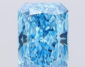 Könnte beinhalten: Ein rechteckig geschliffener, hellblauer Edelstein. Die Facetten des Edelsteins reflektieren das Licht und erzeugen ein brillantes Farb- und Funkelnspiel. Der Edelstein ist vor einem schlichten weißen Hintergrund platziert.