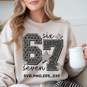 Puede incluir: Una sudadera beige con los números "67" en un contorno negro. El número "6" está relleno de estrellas negras, y el número "7" tiene un diseño de estampado de leopardo. La palabra "six" está encima de los números, y "seven" debajo. Acentos a cuadros y estrellas.