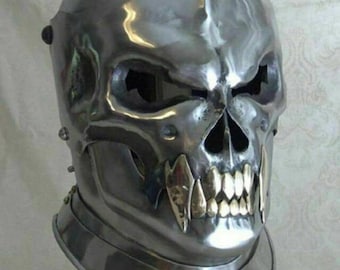 Casco de calavera de acero hecho a mano, armadura de rostro de fantasma demoníaco, casco de caballero gótico plateado pulido.