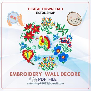 Può includere: Un modello di ricamo per decorazione murale in download digitale con un gallo centrale in stile arte popolare circondato da stelle di Natale rosse, fiori blu e fogliame verde. Il testo recita DIGITAL DOWNLOAD, EXTOL SHOP, EMBROIDERY WALL DECORE e PDF FILE.