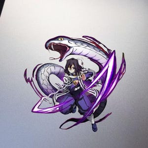 Puede incluir: Una pegatina colorida con un personaje de la serie de anime Demon Slayer. La pegatina muestra a una persona con un atuendo morado y blanco con una gran serpiente y efectos de energía morada. La pegatina está sobre una superficie plateada.