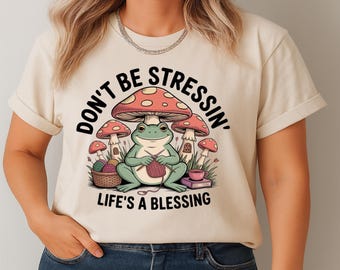 Non stressarti, la vita è una benedizione! Maglietta con rana, maglietta con rana lavorata a maglia, maglietta positiva per la salute mentale, maglietta con fungo estetica accogliente, regalo