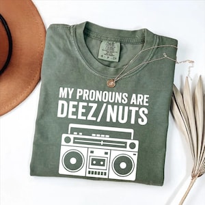 Rolig Deez Nuts-tröja, mina pronomen är Deez Nuts-tröja, meme-grafik-tröja, retro Boombox-tröja, humorgåva, unisex komfortfärger-tröja