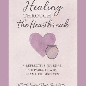 Könnte beinhalten: Ein Cover für ein Reflexionsjournal mit dem Titel "Heilung durch Herzschmerz". Das Design zeigt ein Aquarellherz und eine Vase mit goldenen Akzenten. Der Text lautet "Ein Reflexionsjournal für Eltern, die sich selbst die Schuld geben."