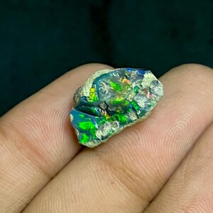 Puede incluir: Una taza de cerámica blanca con un asa negra y el texto "But First, Coffee" en negrita negra. La taza está sobre una superficie de madera. La taza mide aproximadamente 10 cm de alto.