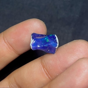 Hand-ausgewählter roher Schwarzopal - Royal Cobalt Specimen, seltenes Indigo & blaues Mitternachtsfeuer (5,55 cts)