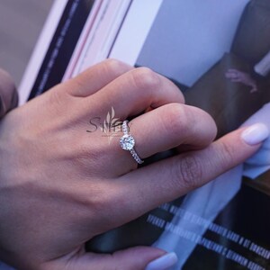 Bague de fiançailles diamant moissanite délicate, bague de promesse pour femme, 4 broches, bague solitaire ronde fine murmure mariage classique alliance