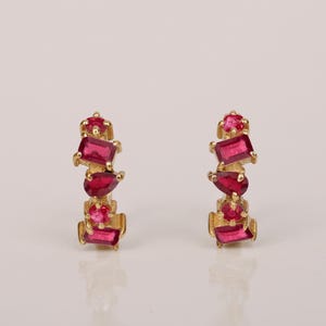 14k Gelbgold Rubin Huggie Creolen: Multi-Shape Cluster
