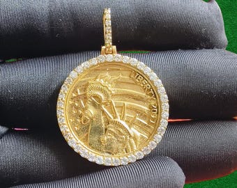 Pendentif pièce de monnaie Liberty Moissanite : argent sterling plaqué or jaune 14 carats
