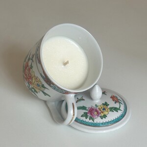 Bougie dans une tasse à thé vintage en porcelaine de Chine : cire de soja faite main, design rechargeable