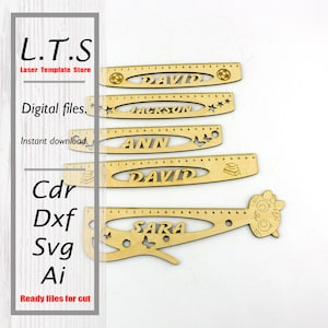 Puede incluir: Reglas de madera cortadas con láser con nombres personalizados y elementos decorativos, como un balón de fútbol, estrellas, mariposas y un diseño de gato. Los nombres son David, Jackson, Ann y Sara. También se ve el texto "L.T.S Laser Template Store".