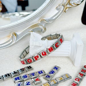 Dije de pulsera con alfabeto italiano, rojo de 9 mm, con alfabeto italiano A-Z, pulsera vintage, pulsera ajustable. Regalo de cumpleaños.