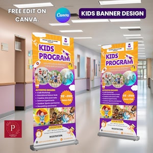 Könnte beinhalten: Zwei Roll-up-Banner mit einem lila und orangefarbenen Design, die ein Kinderprogramm bewerben. Die Banner zeigen den Text "KIDS PROGRAM" und enthalten Bilder von Kindern. Die Banner listen auch Aktivitäten wie Bastelworkshops und Sport im Freien auf.
