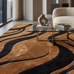 Puede incluir: Una alfombra grande con un patr&oacute;n audaz y fluido de rayas gruesas y onduladas en negro y color canela. La alfombra tiene un pelo afelpado y texturizado que cubre el suelo, creando un dise&ntilde;o continuo en forma de ondas.