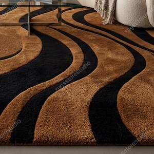 Puede incluir: Una alfombra de pelo con textura de relieve que presenta un patr&oacute;n repetitivo de l&iacute;neas curvas y fluidas en tonos contrastantes de negro profundo y marr&oacute;n tierra c&aacute;lido. El dise&ntilde;o crea un efecto dimensional de ondas sobre la superficie.