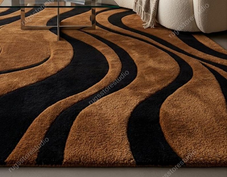 Puede incluir: Una alfombra de pelo con textura de relieve que presenta un patr&oacute;n repetitivo de l&iacute;neas curvas y fluidas en tonos contrastantes de negro profundo y marr&oacute;n tierra c&aacute;lido. El dise&ntilde;o crea un efecto dimensional de ondas sobre la superficie.