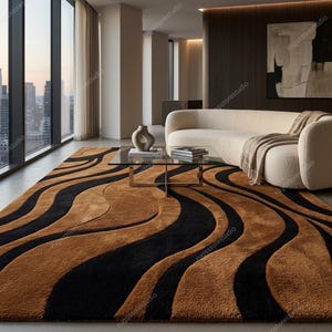 Puede incluir: Una alfombra rectangular grande con un patr&oacute;n audaz y fluido de rayas gruesas y onduladas en negro y color canela. La alfombra tiene un pelo afelpado y texturizado que cubre el suelo, creando un contraste llamativo entre las bandas.