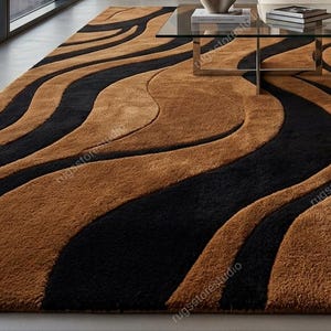 Puede incluir: Una alfombra rectangular con textura de pelo largo que presenta un patr&oacute;n repetitivo de l&iacute;neas curvas y fluidas en tonos alternos de negro profundo y marr&oacute;n tierra c&aacute;lido. El dise&ntilde;o crea una sensaci&oacute;n de movimiento en la superficie.