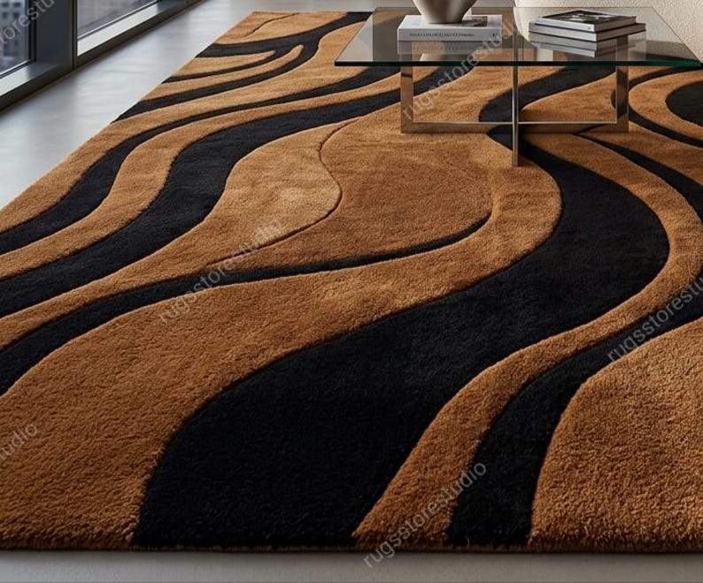 Puede incluir: Una alfombra rectangular con textura de pelo largo que presenta un patr&oacute;n repetitivo de l&iacute;neas curvas y fluidas en tonos alternos de negro profundo y marr&oacute;n tierra c&aacute;lido. El dise&ntilde;o crea una sensaci&oacute;n de movimiento en la superficie.