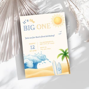 Op de afbeelding: Een verjaardagsuitnodiging met strandthema met de tekst "It's the BIG ONE". De uitnodiging bevat een aquarel illustratie van een zon, golven, surfplanken en een palmboom. De datum is 12 augustus om 14.00 uur.