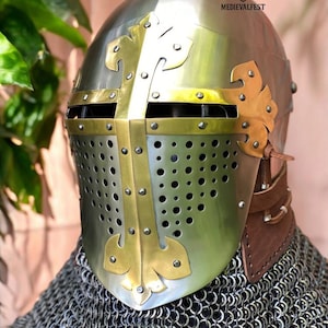 Casco de caballero medieval templario cruzado con cruz de latón / Casco de armadura de acero artesanal / Equipo para LARP, SCA, cosplay y recreación histórica