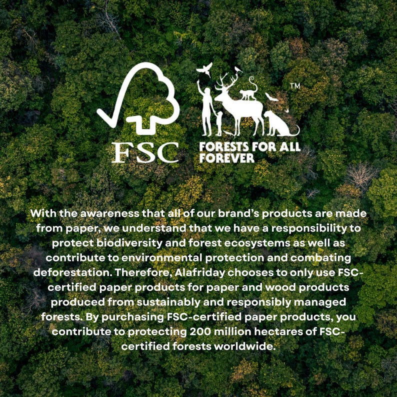 Puede incluir: El logotipo FSC y el texto Forests For All Forever aparecen sobre un p&aacute;rrafo que indica que Alafriday utiliza productos de papel certificados FSC para proteger la biodiversidad, sobre un fondo de bosque denso visto desde arriba.