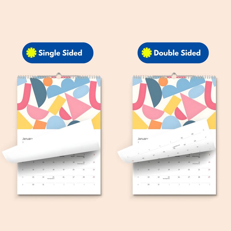 Puede incluir: Dos calendarios de pared con encuadernaci&oacute;n en espiral en la parte superior. El calendario izquierdo est&aacute; etiquetado como Single Sided y el derecho como Double Sided. Ambos muestran formas geom&eacute;tricas coloridas y una cuadr&iacute;cula de enero.