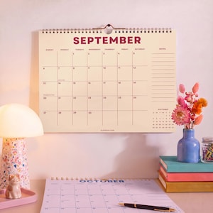Calendario de pared del año académico 2026-2027, inicio en septiembre, diseño minimalista en tonos pastel.