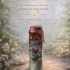 Op de afbeelding: Een gepersonaliseerde spreukpot met een rode waszegel. De pot bevat kruiden en een zilveren hanger met een rood hart. De tekst op de afbeelding luidt "MAISON ERNSTSSY" en "SPELL JAR PERSONNALISÉE".