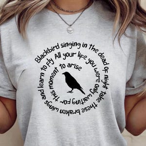 Koszulka z tekstem piosenki „Blackbird” – inspirowana tekstem Beatlesów – unisexowa koszulka dla miłośników muzyki