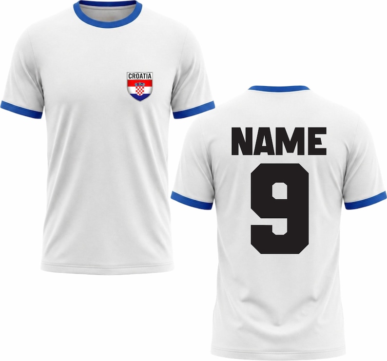 Puede incluir: Camiseta de f&uacute;tbol blanca con ribetes azules en el cuello y las mangas. La parte delantera presenta un escudo croata y la palabra "CROATIA". La parte trasera muestra la palabra "NAME" sobre el n&uacute;mero "9" en negro.