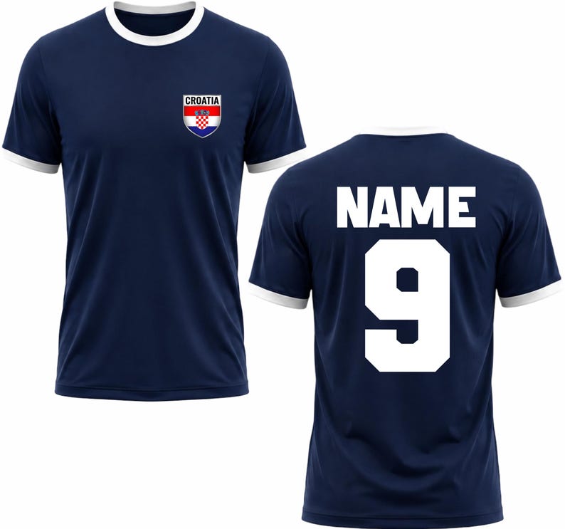 Puede incluir: Camiseta de f&uacute;tbol azul marino con ribetes blancos en el cuello y las mangas. La parte delantera presenta un escudo de Croacia y la palabra "CROATIA". La parte trasera muestra la palabra "NAME" sobre el n&uacute;mero "9".