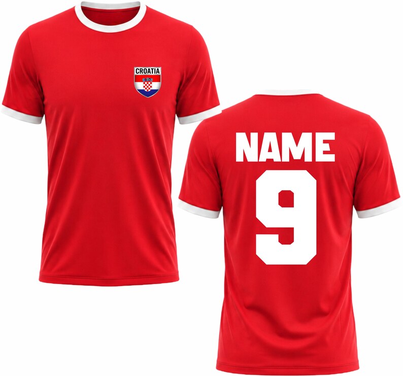 Puede incluir: Camiseta roja con ribetes blancos en el cuello y las mangas. La parte delantera presenta un emblema de Croacia y la palabra "CROATIA". La parte trasera muestra la palabra "NAME" sobre el n&uacute;mero "9" en blanco.