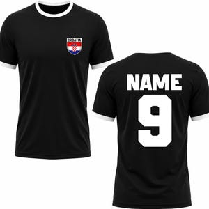 Puede incluir: Camiseta de f&uacute;tbol negra con ribetes blancos en el cuello y las mangas. La parte delantera presenta el emblema de la bandera croata y la palabra "CROATIA". La parte trasera muestra el n&uacute;mero 9 y la palabra "NAME" en letras blancas.