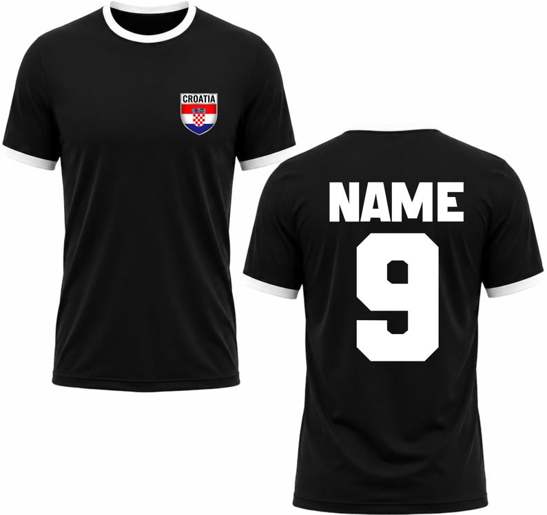 Puede incluir: Camiseta de f&uacute;tbol negra con ribetes blancos en el cuello y las mangas. La parte delantera presenta el emblema de la bandera croata y la palabra "CROATIA". La parte trasera muestra el n&uacute;mero 9 y la palabra "NAME" en letras blancas.