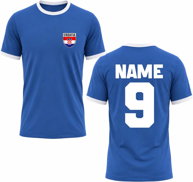 Puede incluir: Una camiseta azul con ribetes blancos en el cuello y las mangas. La parte delantera presenta un emblema de Croacia y la palabra "CROATIA". La parte trasera muestra el n&uacute;mero "9" y la palabra "NAME" en blanco.