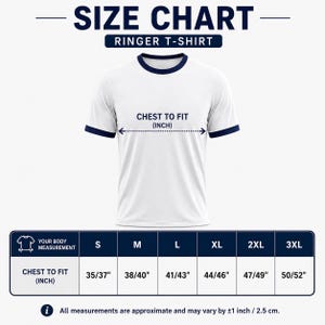 Puede incluir: Una camiseta blanca con cuello redondo y ribetes azul marino, que muestra una tabla de tallas. La tabla muestra las medidas del pecho en pulgadas, que van desde 89/94 cm hasta 127/132 cm para las tallas S a 3XL. El texto "TABLA DE TALLAS" est&aacute; en la parte superior.