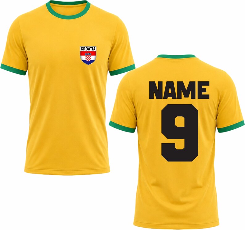 Puede incluir: Una camiseta de f&uacute;tbol amarilla con ribetes verdes y un escudo croata en el pecho. La parte trasera muestra el n&uacute;mero 9 y la palabra "NAME" en negro. La camiseta est&aacute; hecha de un material ligero.