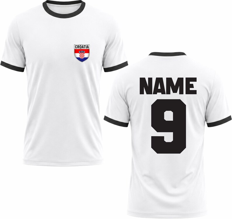 Puede incluir: Camiseta blanca con ribetes negros en el cuello y las mangas. La parte delantera presenta un emblema de la bandera croata y la palabra "CROATIA". La parte trasera muestra la palabra "NAME" sobre el n&uacute;mero "9" en negro.