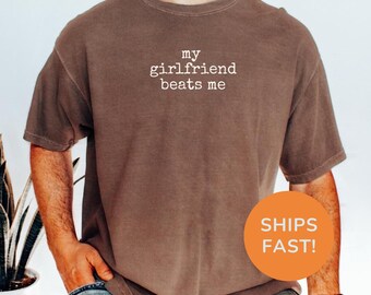 Chemise My Girlfriend Beats Me, Chemise Boyfriend drôle, Chemise humour relationnel, Chemise graphique sarcastique, Chemise pour homme, Chemise couleurs confort