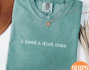 Comfort Colors® I Need A Diet Coke Shirt, Diet Coke Shirt, Cadeau voor een Diet Coke-liefhebber, Frisdrankcadeau Shirt, Grappig T-shirt als cadeau voor een frisdrankliefhebber